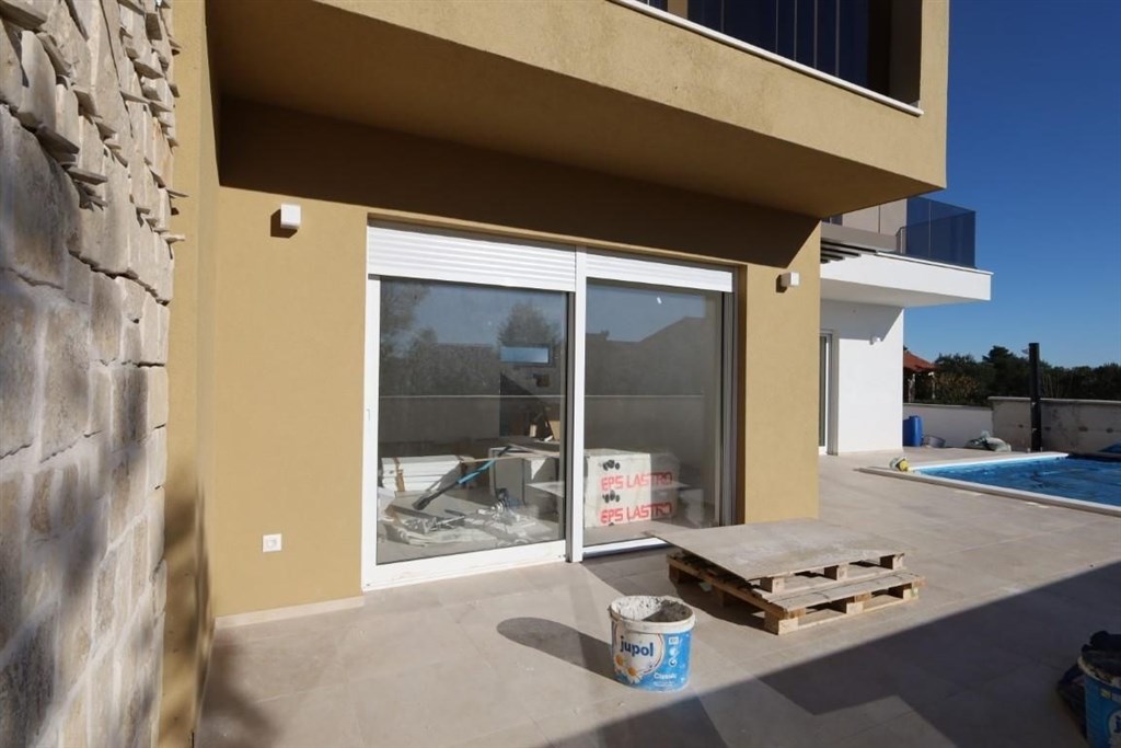 novy-atraktivni-dum-s-bazenem-blizko-more-srima-chorvatsko