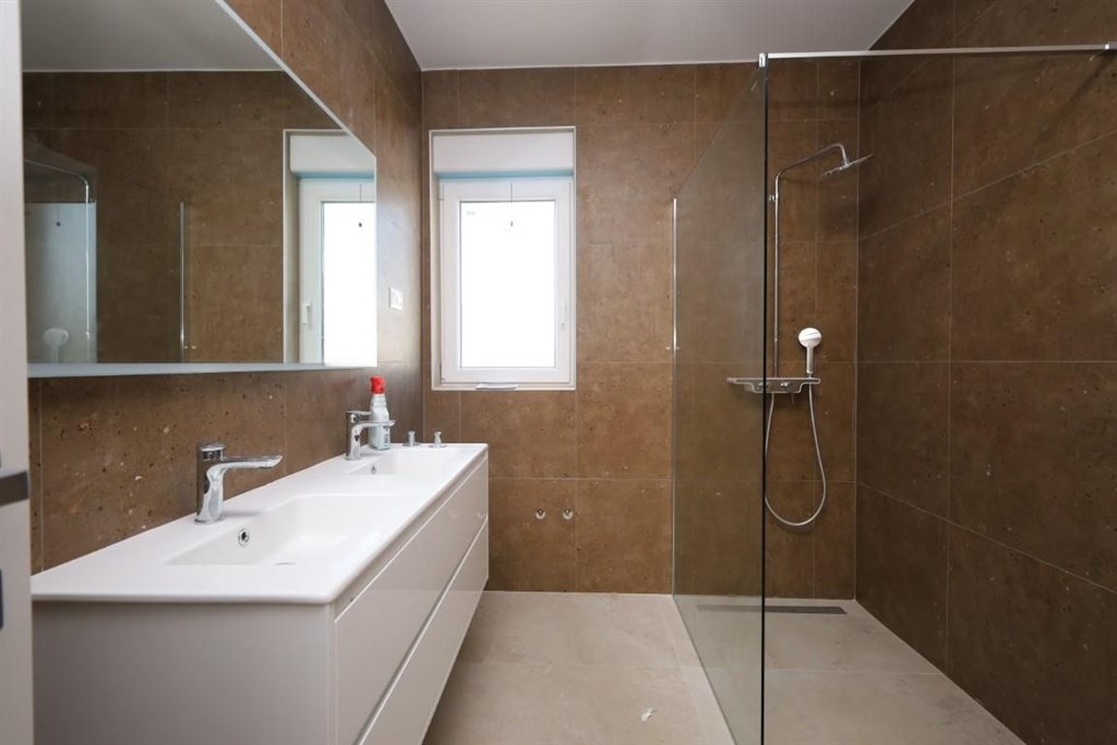 novy-atraktivni-dum-s-bazenem-blizko-more-srima-chorvatsko