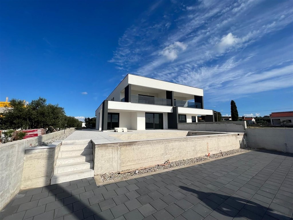 na-prodej-polovina-noveho-domu-s-bazenem-debeljak-chorvatsko