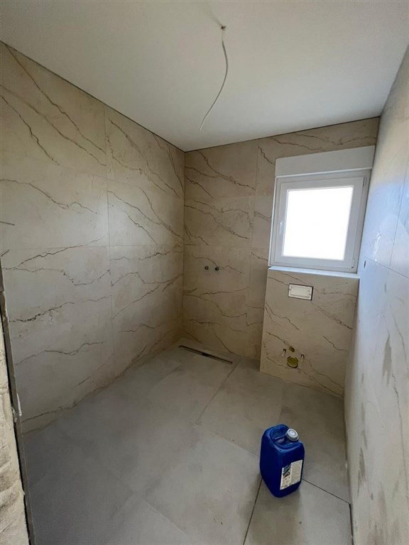 na-prodej-polovina-noveho-domu-s-bazenem-debeljak-chorvatsko