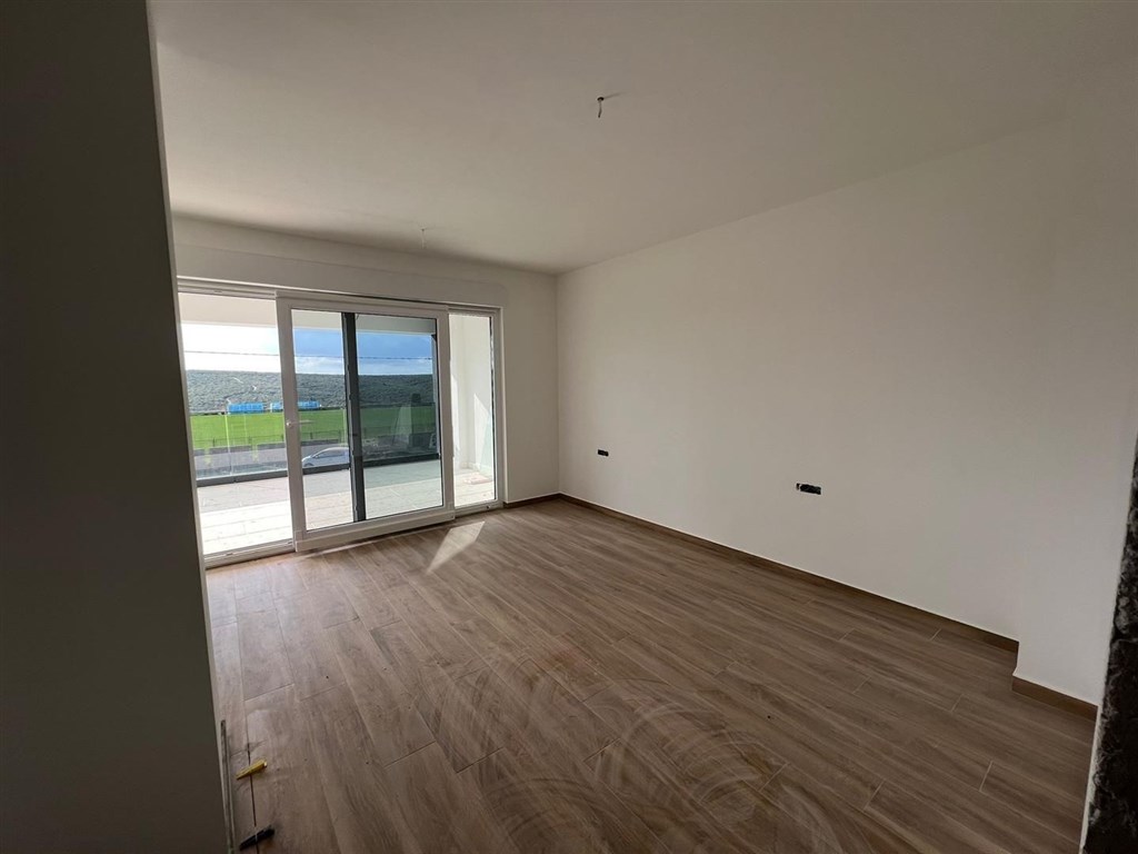 na-prodej-polovina-noveho-domu-s-bazenem-debeljak-chorvatsko