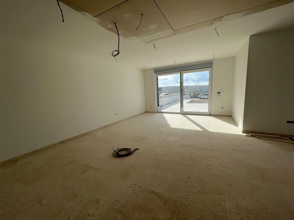 na-prodej-polovina-noveho-domu-s-bazenem-debeljak-chorvatsko