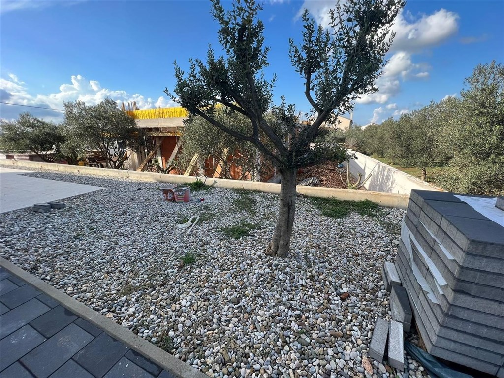 na-prodej-polovina-noveho-domu-s-bazenem-debeljak-chorvatsko