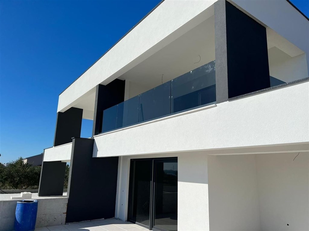 na-prodej-polovina-noveho-domu-s-bazenem-debeljak-chorvatsko