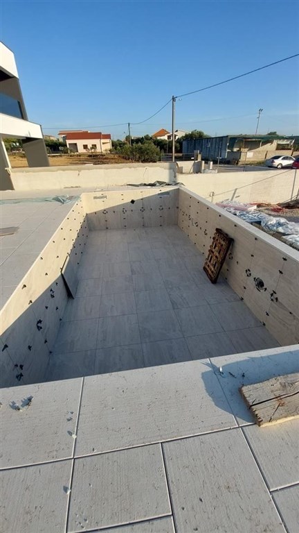 na-prodej-polovina-noveho-domu-s-bazenem-debeljak-chorvatsko