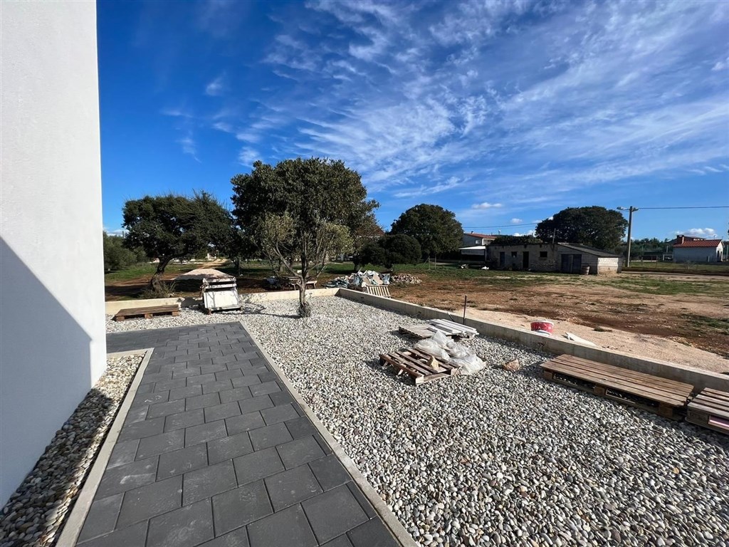 na-prodej-polovina-noveho-domu-s-bazenem-debeljak-chorvatsko