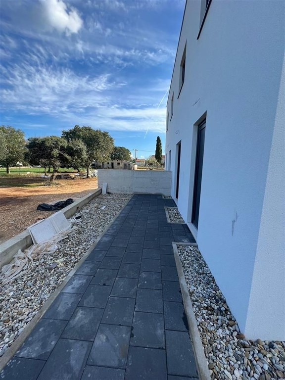 na-prodej-polovina-noveho-domu-s-bazenem-debeljak-chorvatsko