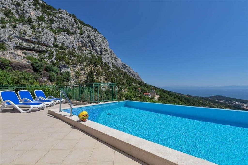 na-prodej-kamenna-vila-s-vyhledem-na-more-makarska-chorvatsko