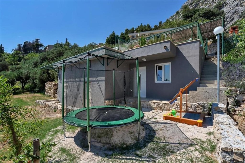 na-prodej-kamenna-vila-s-vyhledem-na-more-makarska-chorvatsko