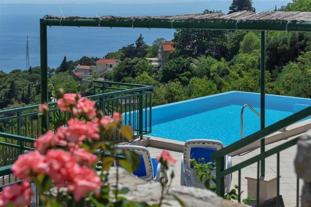 na-prodej-kamenna-vila-s-vyhledem-na-more-makarska-chorvatsko