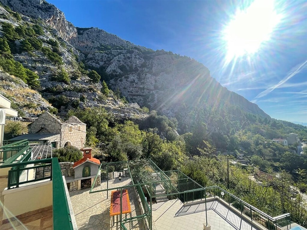 na-prodej-kamenna-vila-s-vyhledem-na-more-makarska-chorvatsko