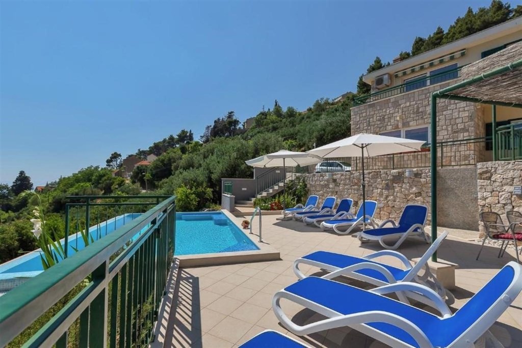 na-prodej-kamenna-vila-s-vyhledem-na-more-makarska-chorvatsko