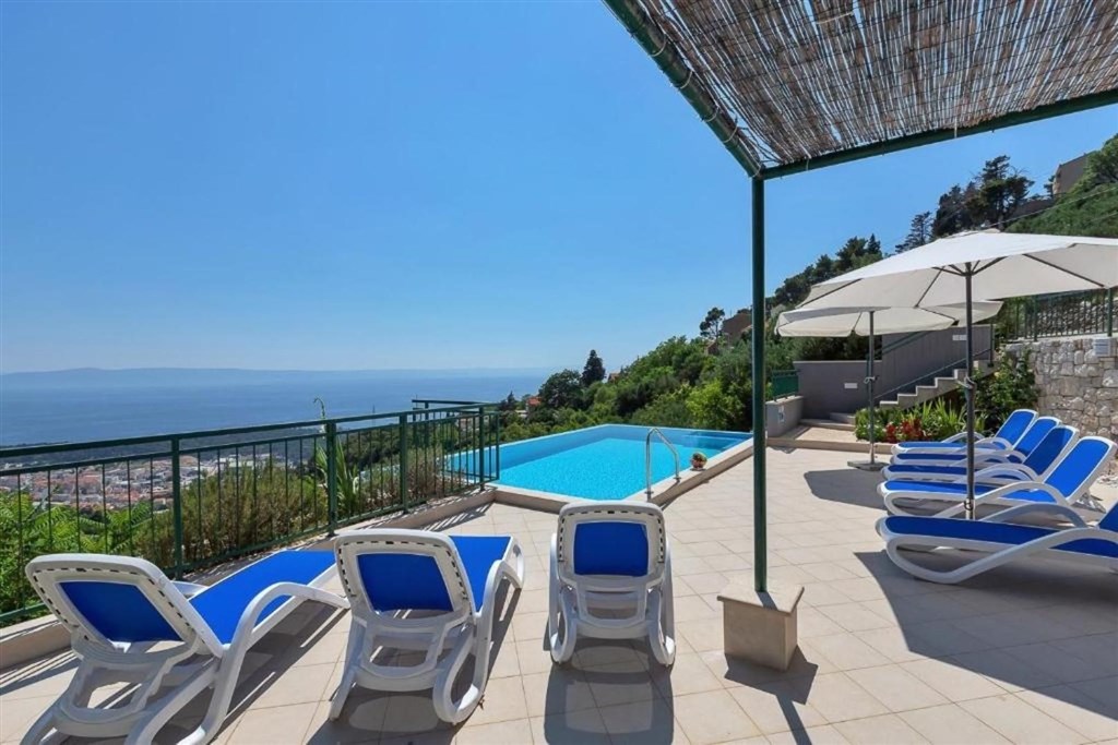 na-prodej-kamenna-vila-s-vyhledem-na-more-makarska-chorvatsko