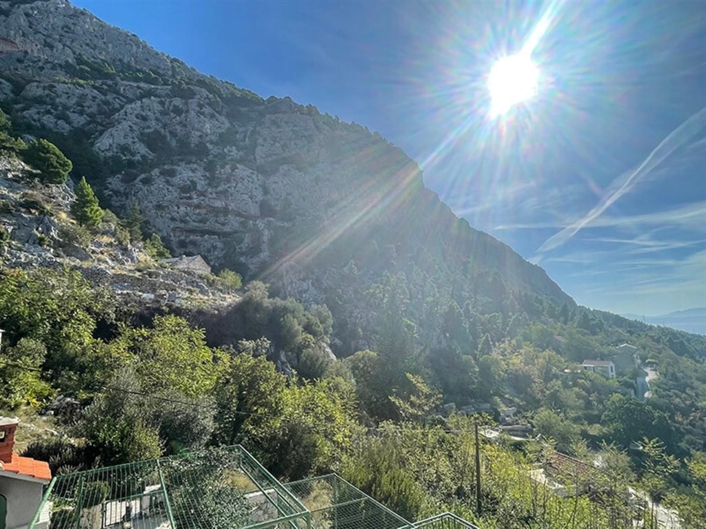 na-prodej-kamenna-vila-s-vyhledem-na-more-makarska-chorvatsko