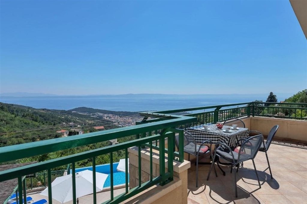 na-prodej-kamenna-vila-s-vyhledem-na-more-makarska-chorvatsko