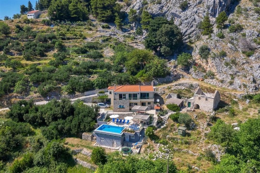 na-prodej-kamenna-vila-s-vyhledem-na-more-makarska-chorvatsko