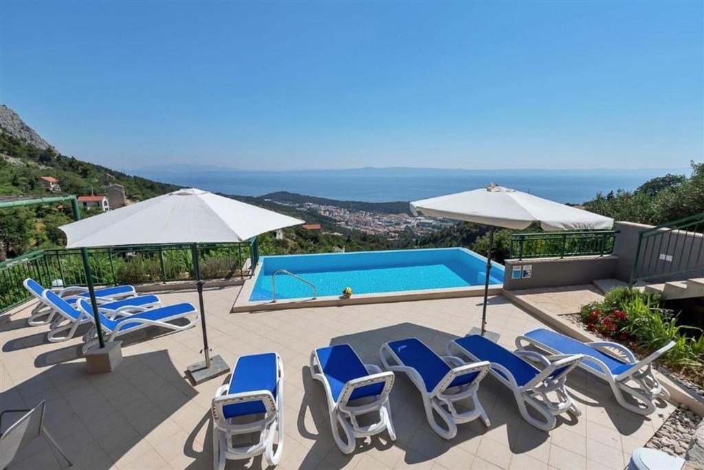 na-prodej-kamenna-vila-s-vyhledem-na-more-makarska-chorvatsko