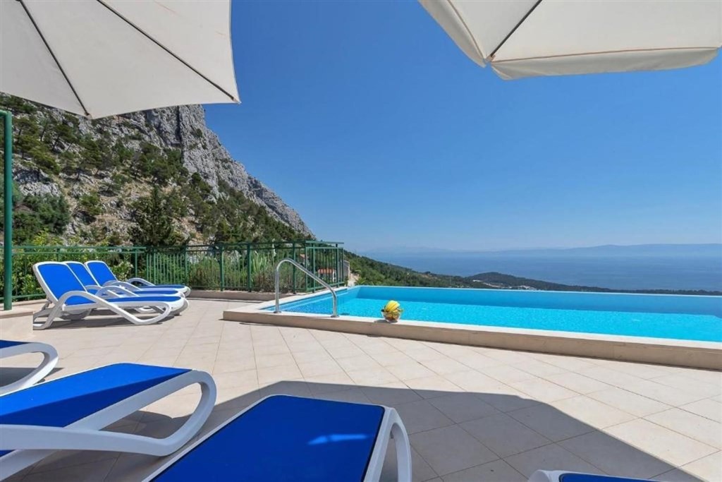 na-prodej-kamenna-vila-s-vyhledem-na-more-makarska-chorvatsko