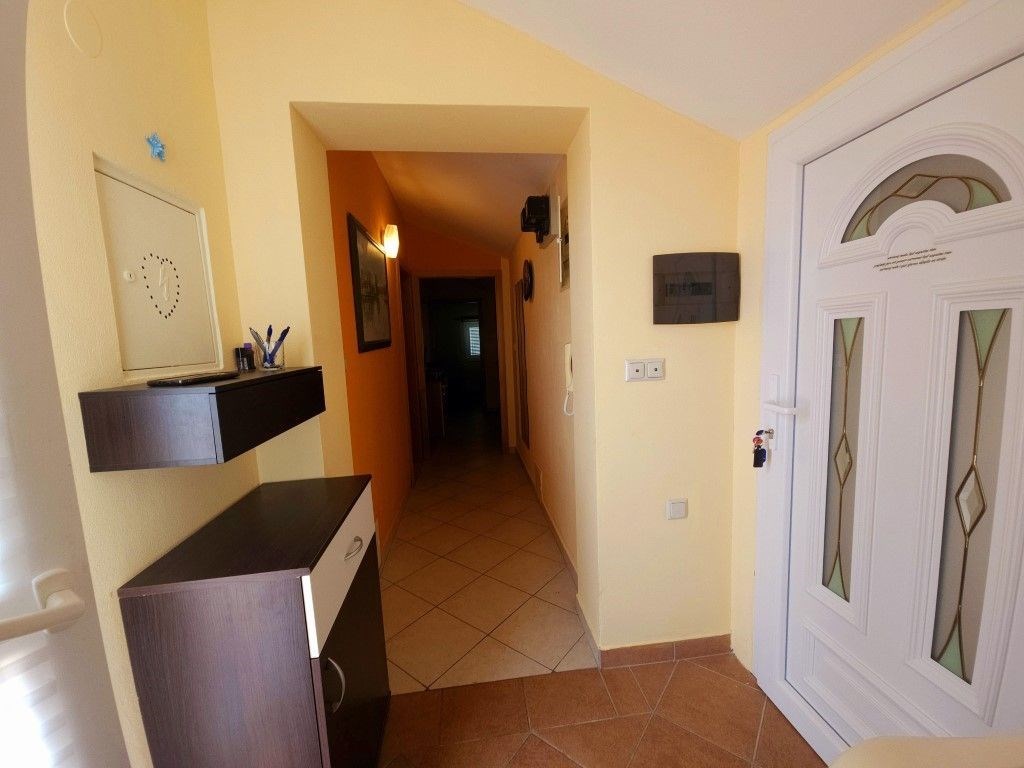 na-prodej-apartman-s-terasou-a-vyhledem-na-more-krk-chorvatsko