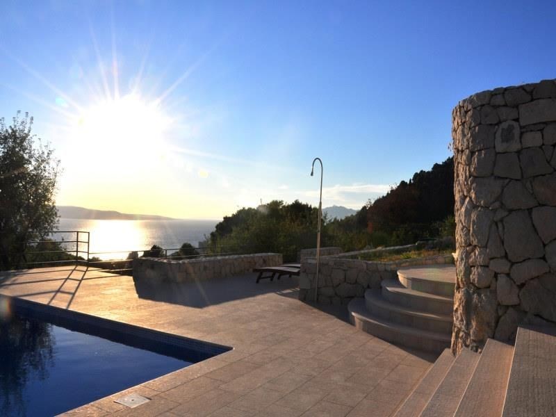 nadherna-moderni-vila-s-bazenem-a-vyhledem-na-more-oblast-makarska-chorvatsko