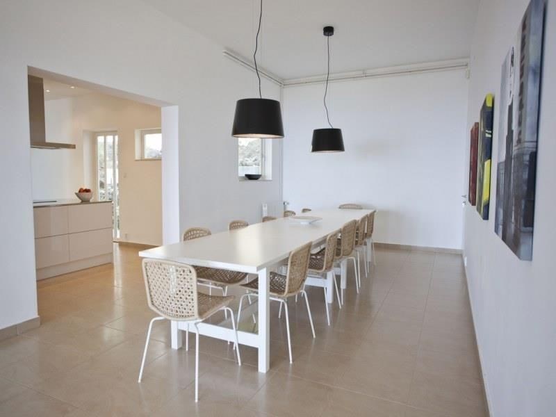 nadherna-moderni-vila-s-bazenem-a-vyhledem-na-more-oblast-makarska-chorvatsko