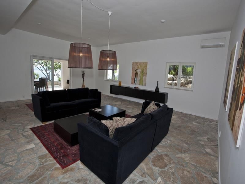 nadherna-moderni-vila-s-bazenem-a-vyhledem-na-more-oblast-makarska-chorvatsko