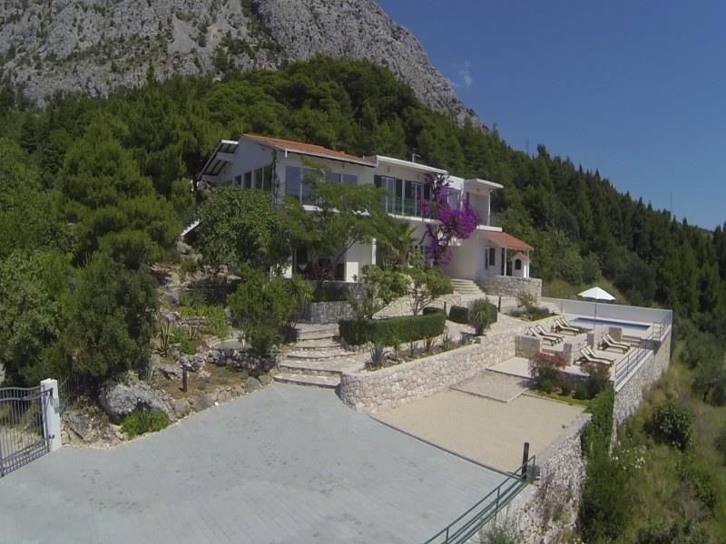 nadherna-moderni-vila-s-bazenem-a-vyhledem-na-more-oblast-makarska-chorvatsko