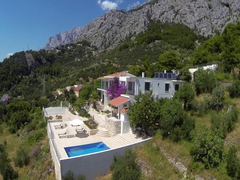 nadherna-moderni-vila-s-bazenem-a-vyhledem-na-more-oblast-makarska-chorvatsko