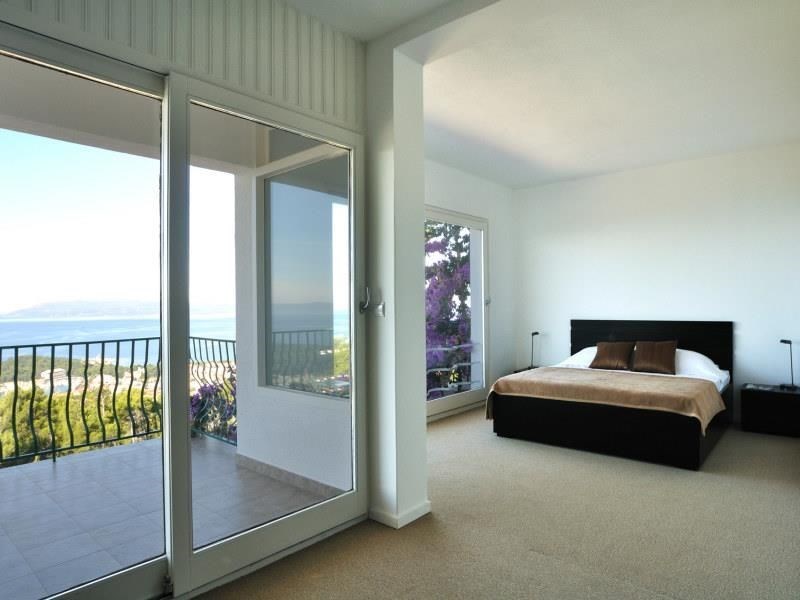 nadherna-moderni-vila-s-bazenem-a-vyhledem-na-more-oblast-makarska-chorvatsko