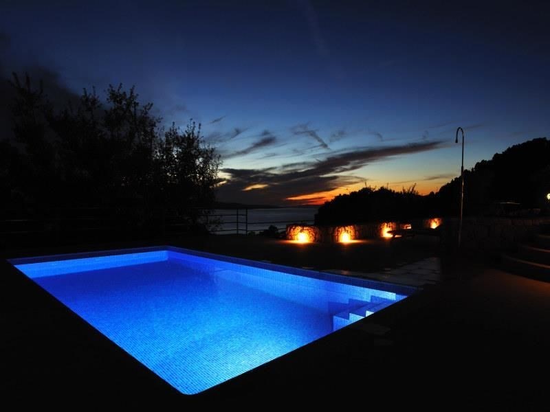 nadherna-moderni-vila-s-bazenem-a-vyhledem-na-more-oblast-makarska-chorvatsko