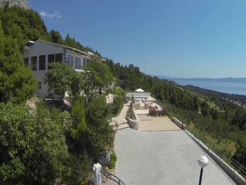 nadherna-moderni-vila-s-bazenem-a-vyhledem-na-more-oblast-makarska-chorvatsko
