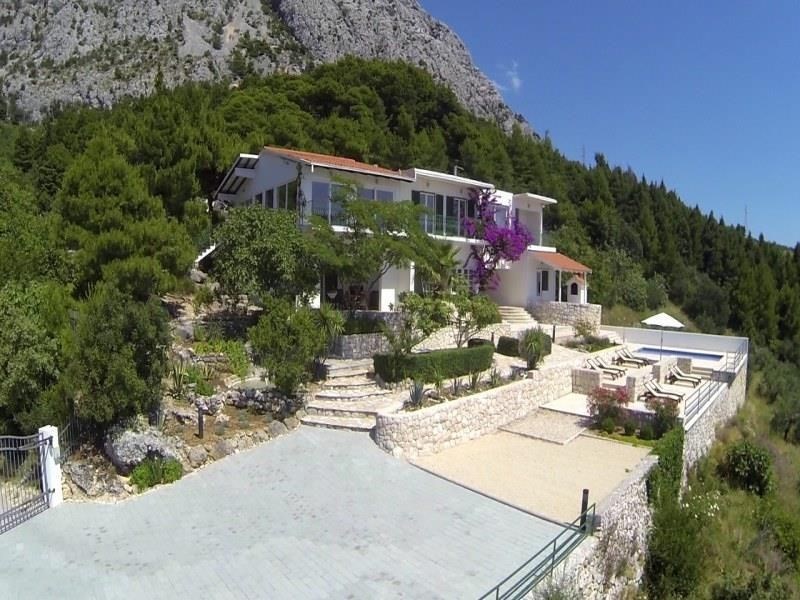 nadherna-moderni-vila-s-bazenem-a-vyhledem-na-more-oblast-makarska-chorvatsko