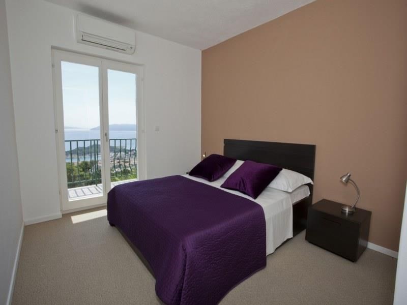 nadherna-moderni-vila-s-bazenem-a-vyhledem-na-more-oblast-makarska-chorvatsko