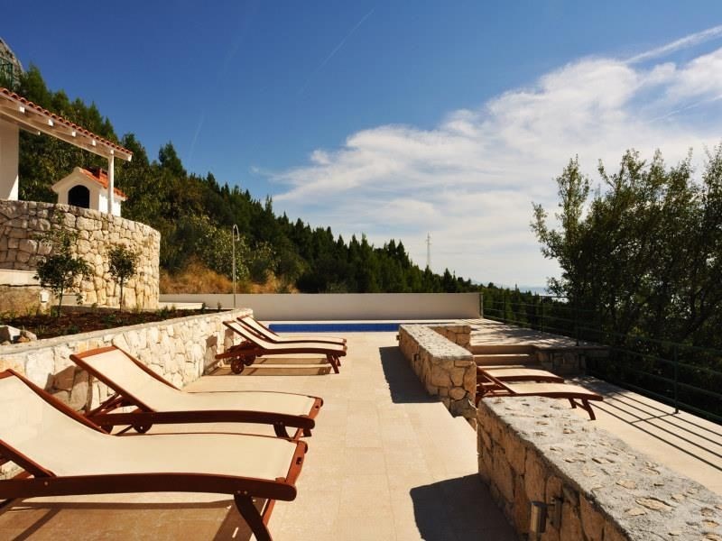 nadherna-moderni-vila-s-bazenem-a-vyhledem-na-more-oblast-makarska-chorvatsko