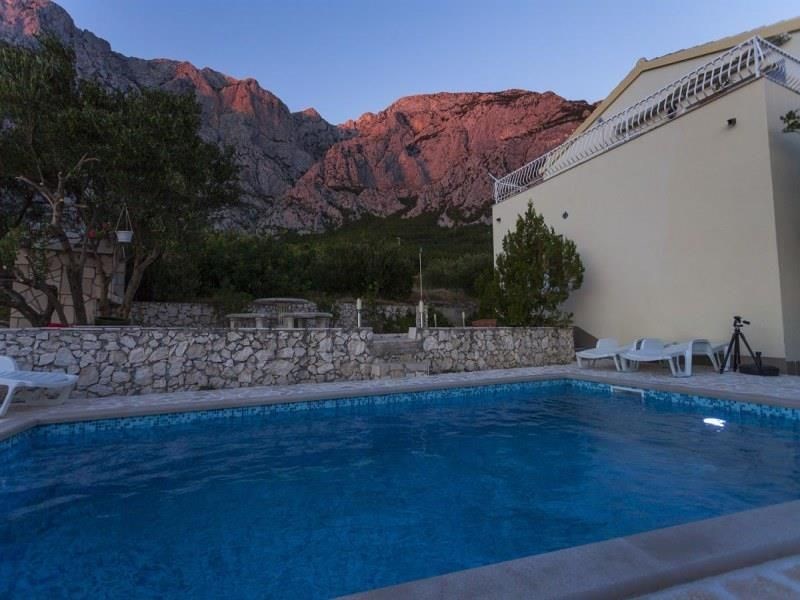 novy-rodinny-dum-s-bazenem-a-vyhledem-na-more-makarska-chorvatsko