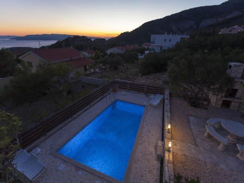 novy-rodinny-dum-s-bazenem-a-vyhledem-na-more-makarska-chorvatsko