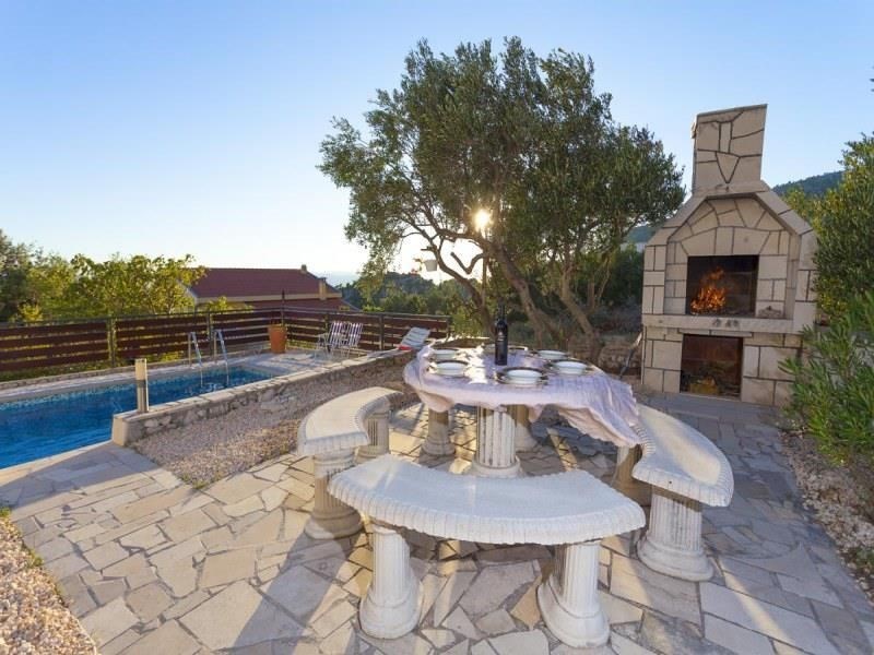 novy-rodinny-dum-s-bazenem-a-vyhledem-na-more-makarska-chorvatsko