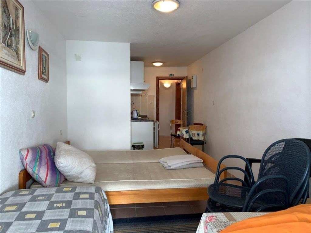 dum-s-velkou-slunnou-terasou-v-1-rade-u-more-brist-chorvatsko