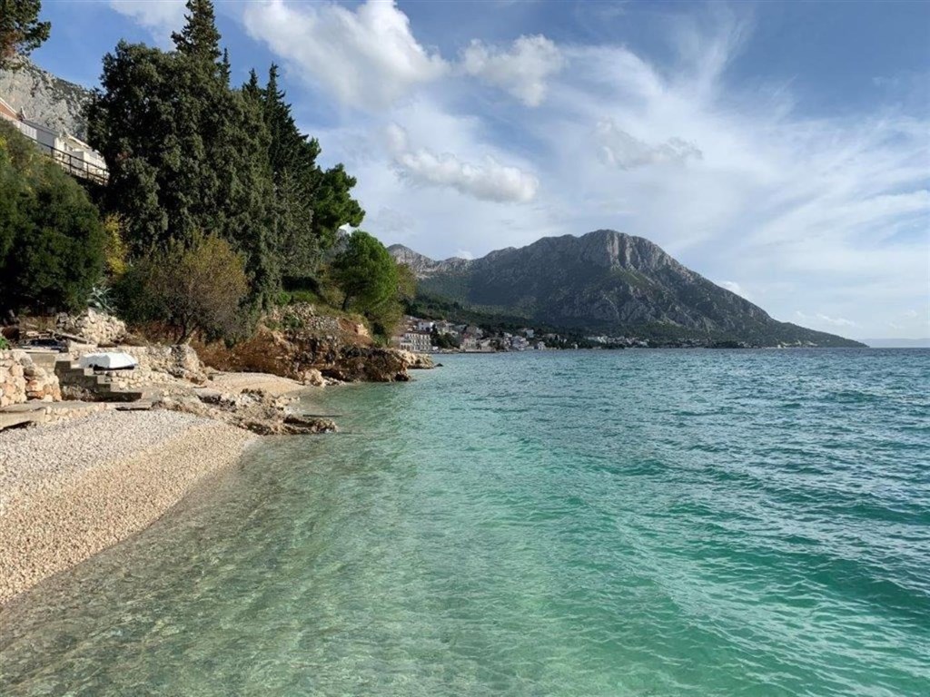 dum-s-velkou-slunnou-terasou-v-1-rade-u-more-brist-chorvatsko
