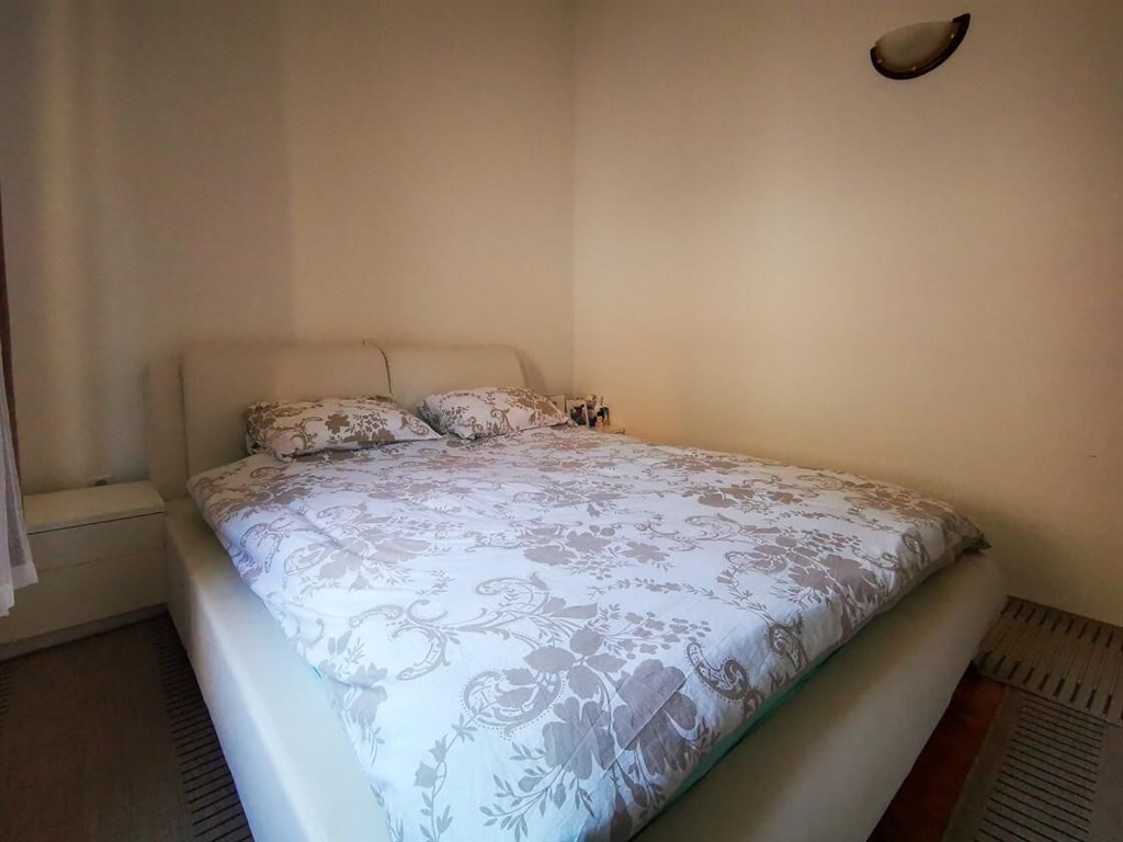 rodinny-dum-ve-druhe-rade-u-more-blace-ploce-chorvatsko