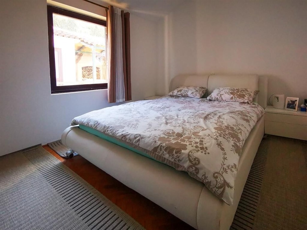 rodinny-dum-ve-druhe-rade-u-more-blace-ploce-chorvatsko