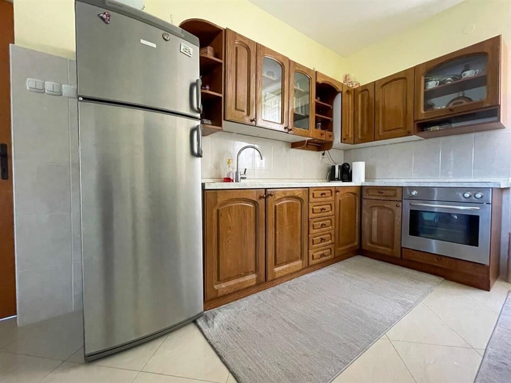 rodinny-dum-ve-druhe-rade-u-more-blace-ploce-chorvatsko