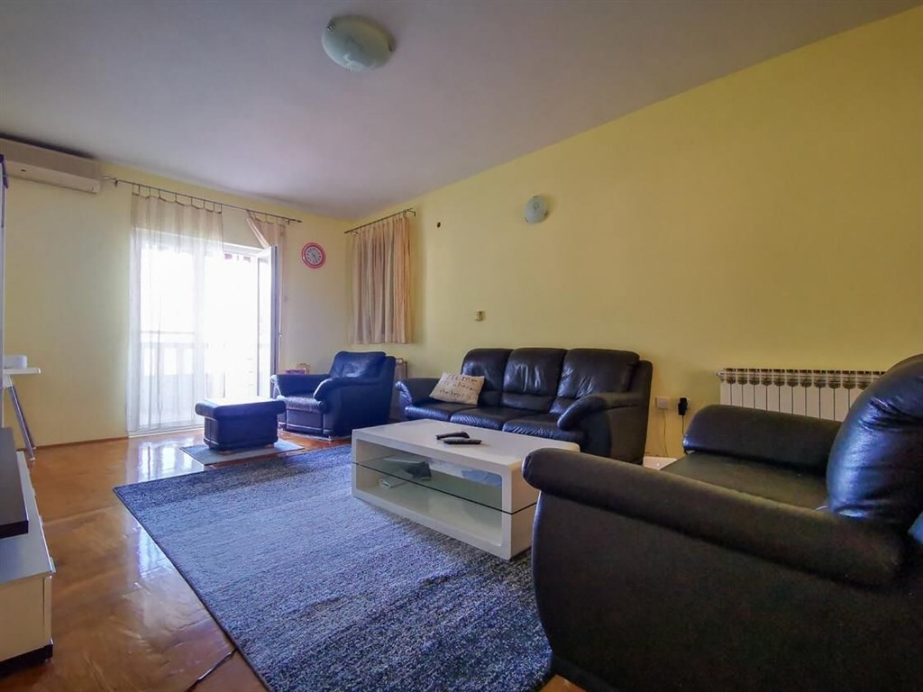 rodinny-dum-ve-druhe-rade-u-more-blace-ploce-chorvatsko