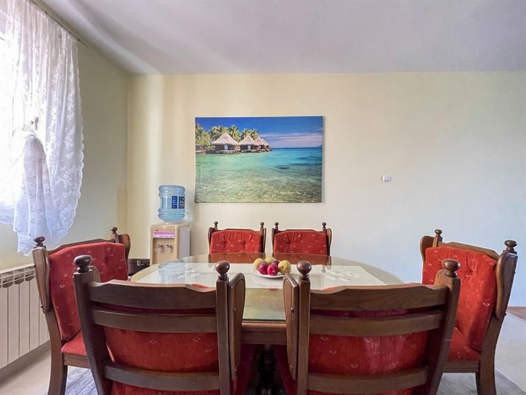 rodinny-dum-ve-druhe-rade-u-more-blace-ploce-chorvatsko