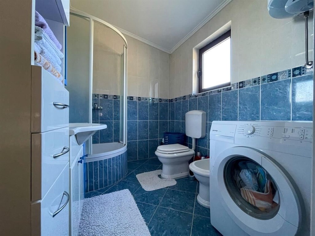 rodinny-dum-ve-druhe-rade-u-more-blace-ploce-chorvatsko