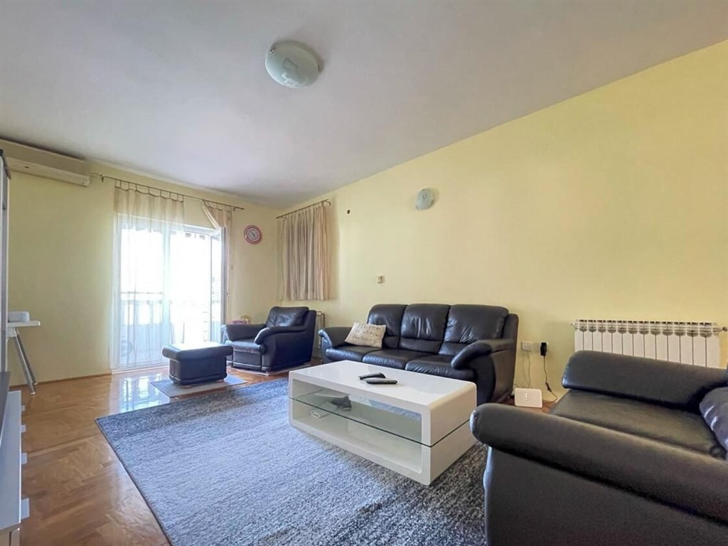 rodinny-dum-ve-druhe-rade-u-more-blace-ploce-chorvatsko