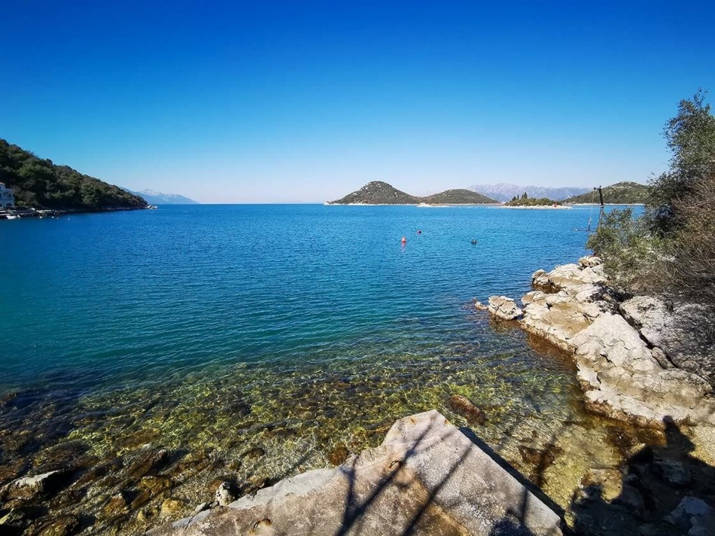 rodinny-dum-ve-druhe-rade-u-more-blace-ploce-chorvatsko