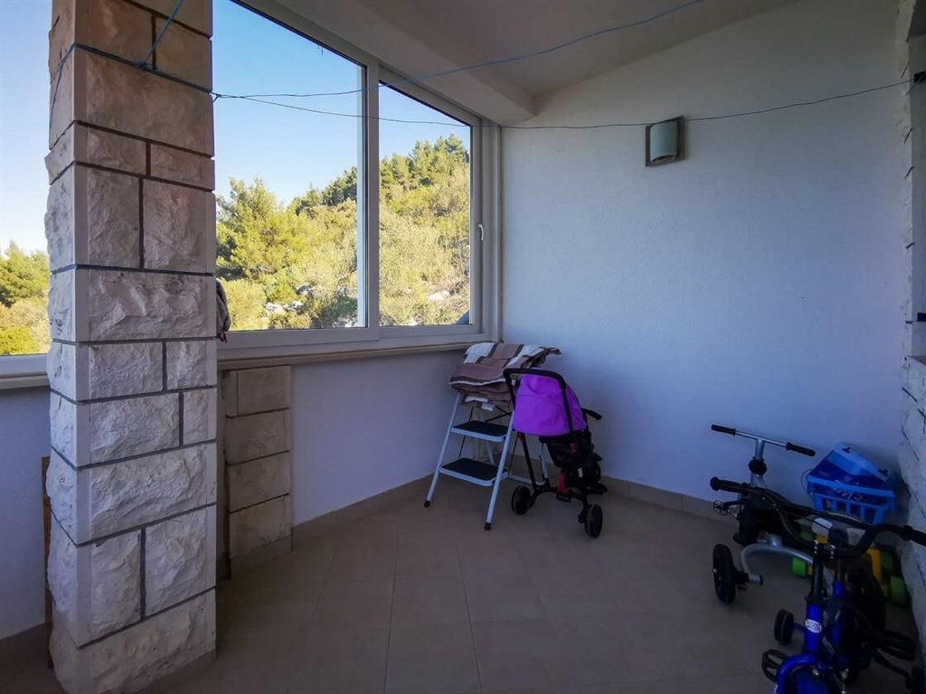 rodinny-dum-ve-druhe-rade-u-more-blace-ploce-chorvatsko