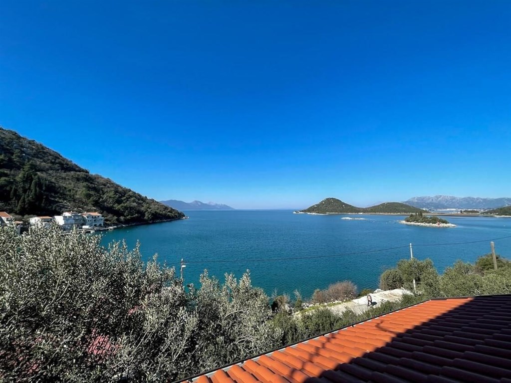 rodinny-dum-ve-druhe-rade-u-more-blace-ploce-chorvatsko