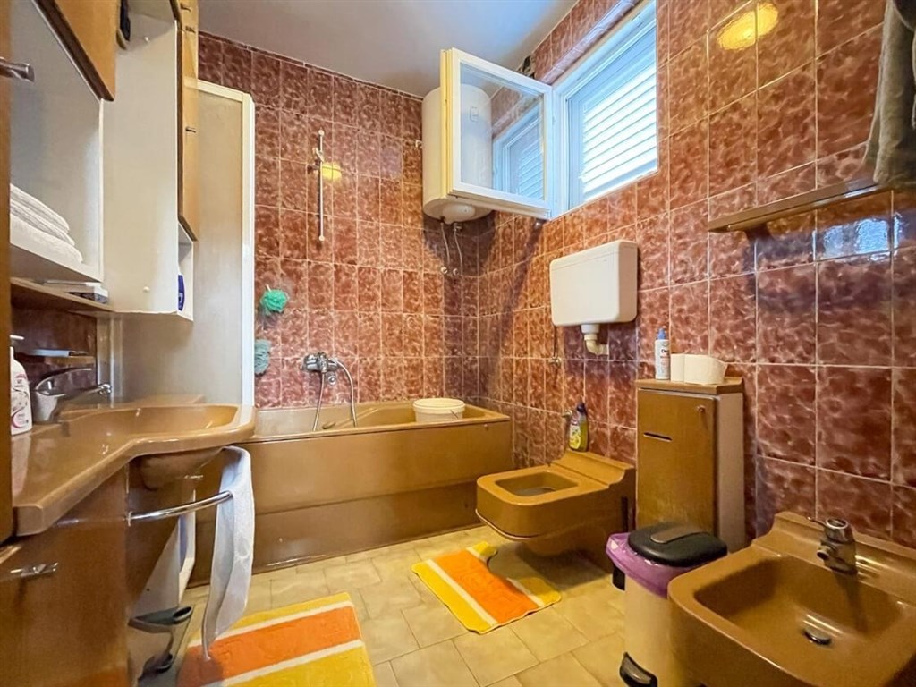 rodinny-dum-ve-druhe-rade-u-more-blace-ploce-chorvatsko